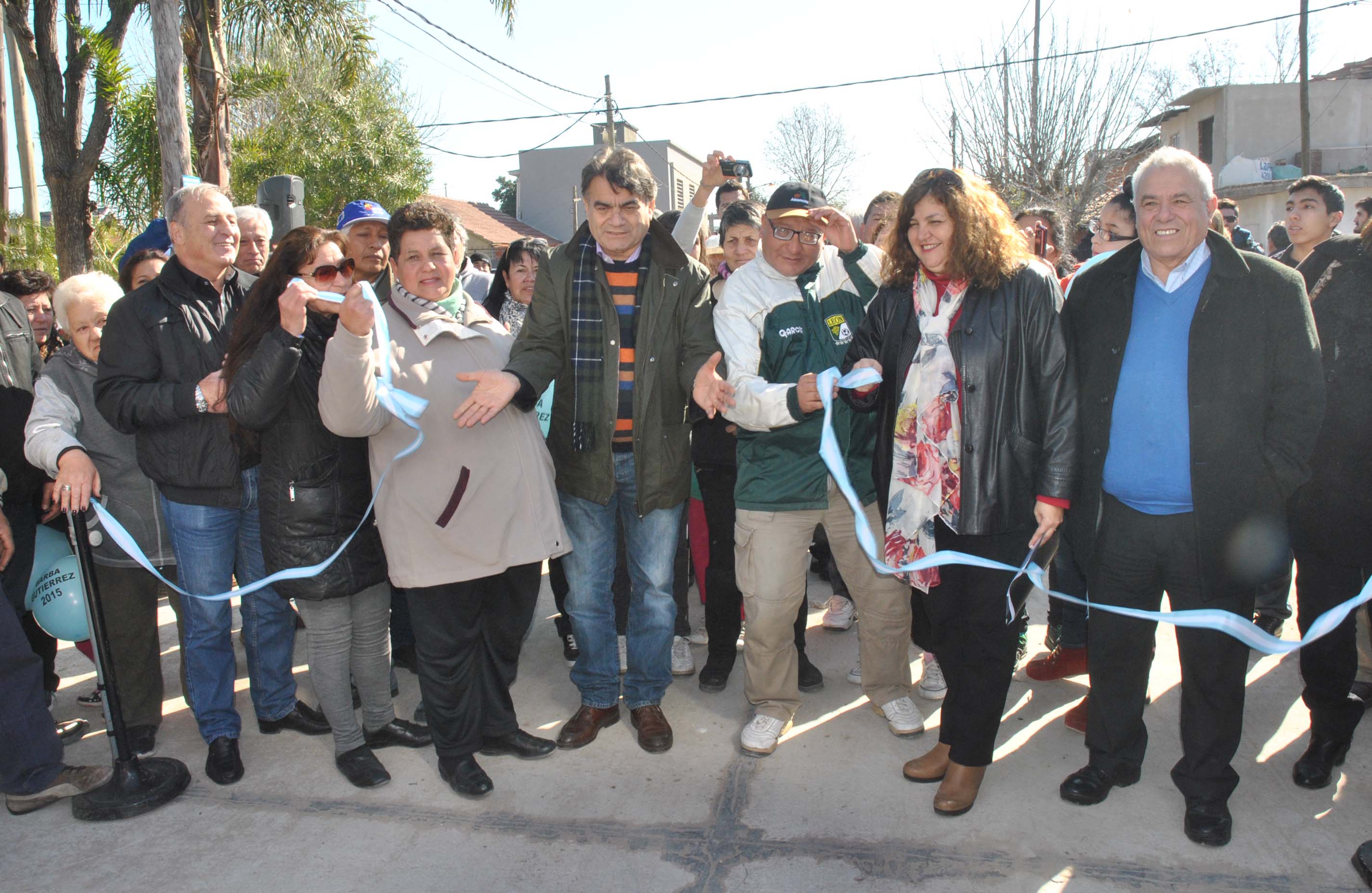Inauguran 30 cuadras de asfaltos