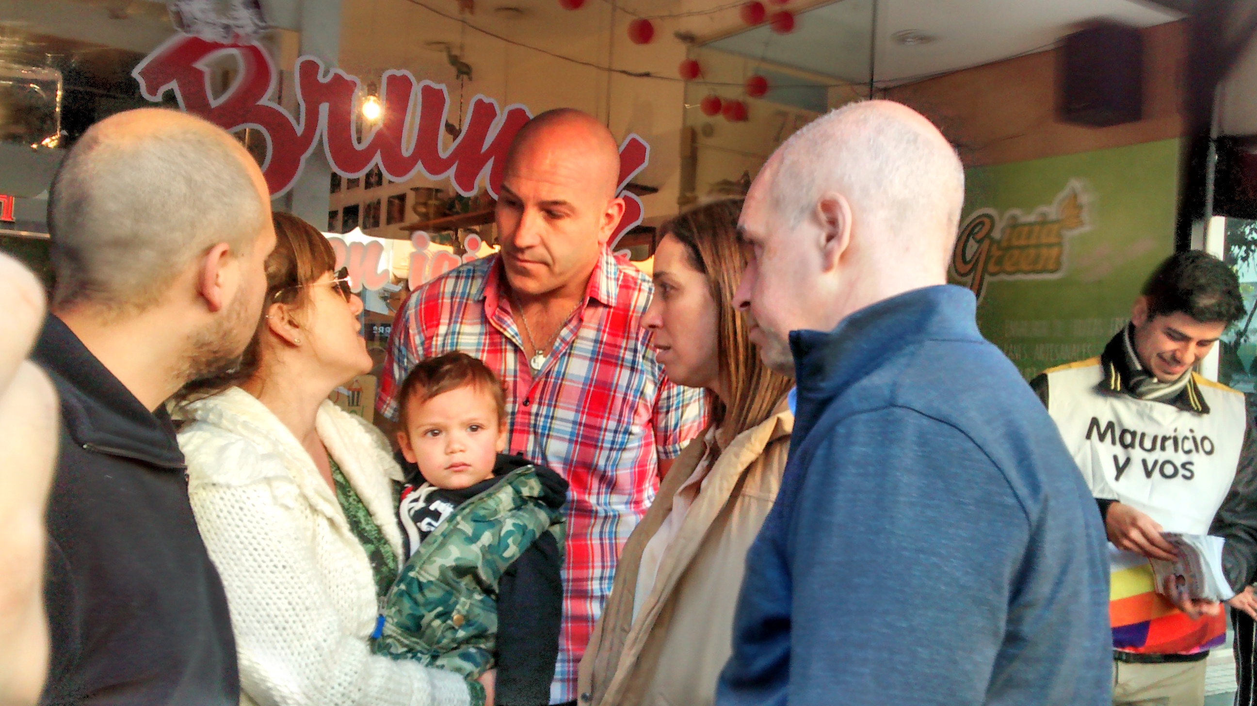 Larreta, Vidal y Martiniano en el centro de Bernal