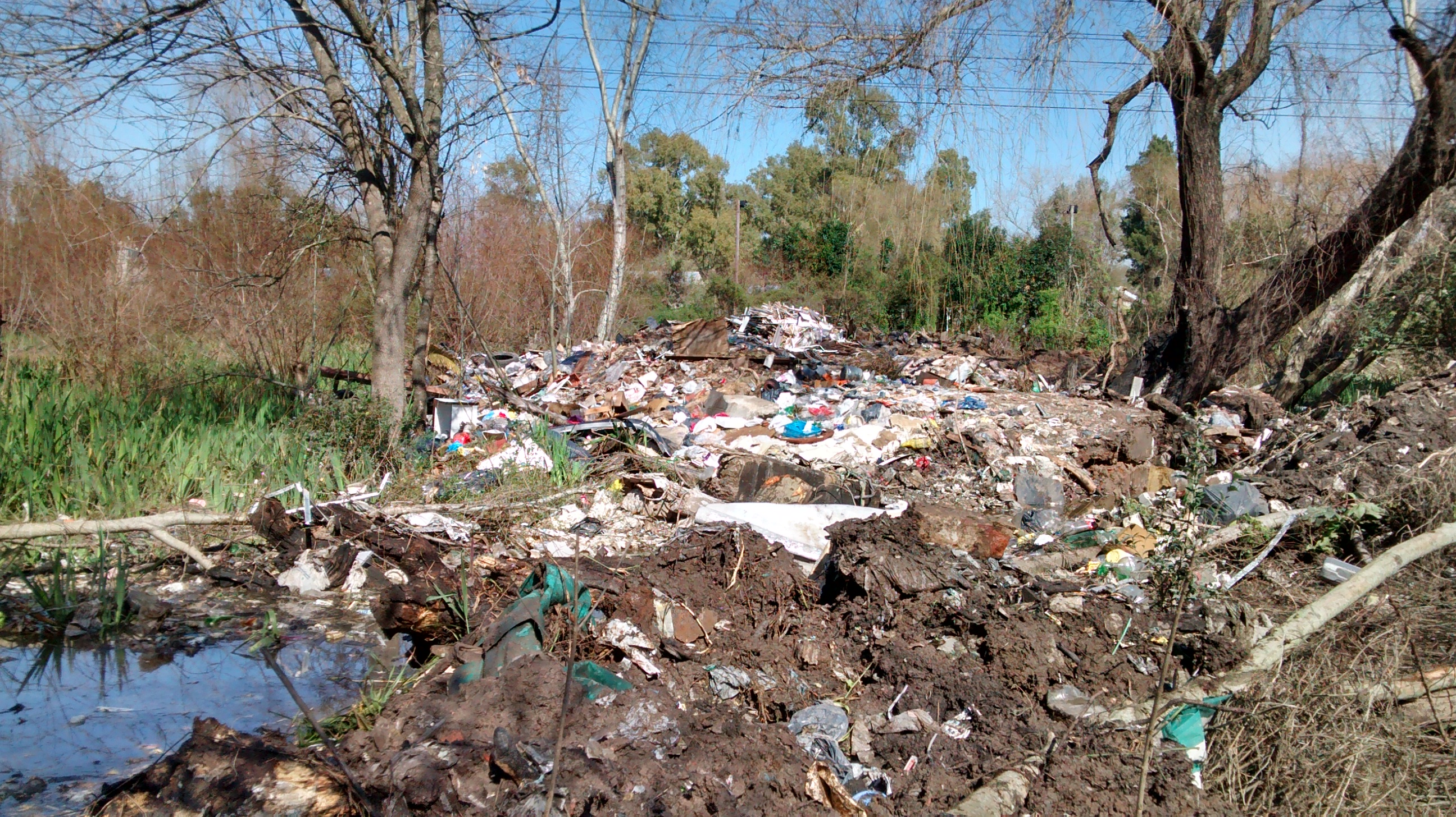 Vuelcos ilegales en la ribera de Bernal