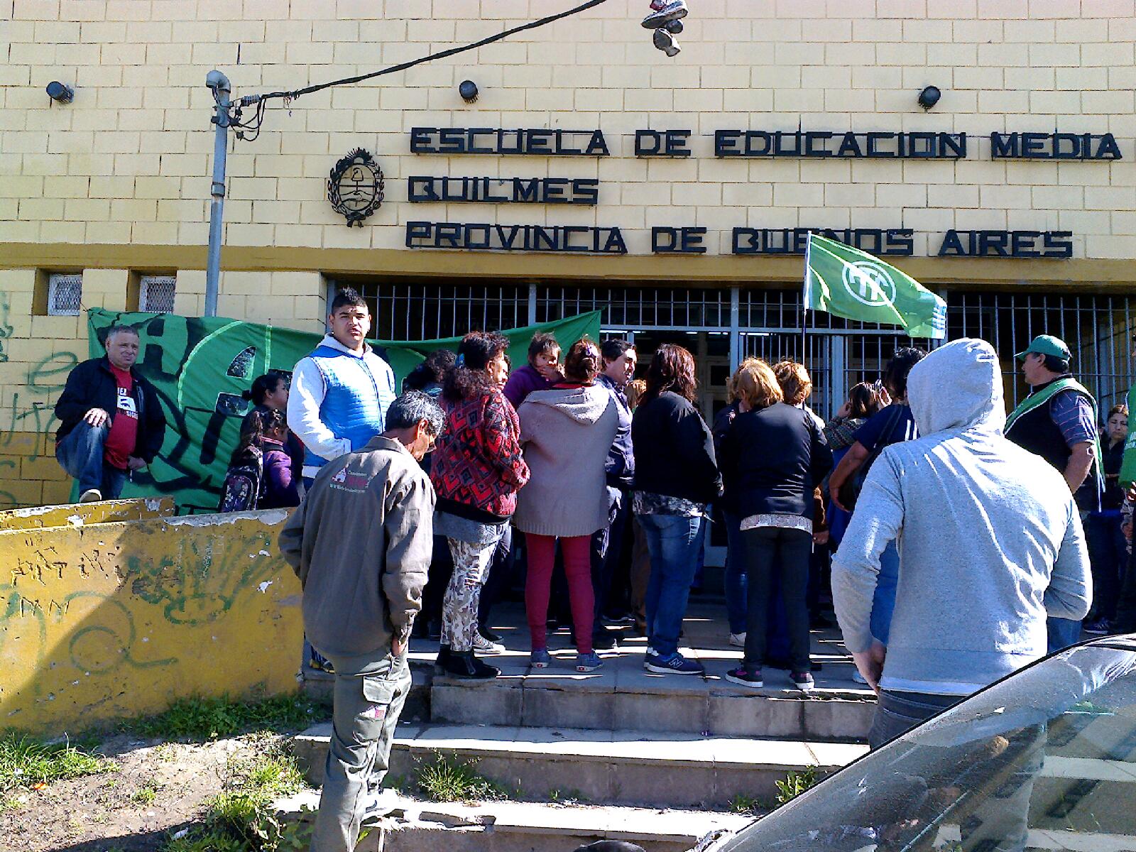Apuntan y roban a un alumno en plena clase