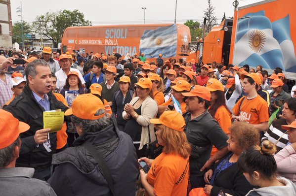 Caravana militante en Solano