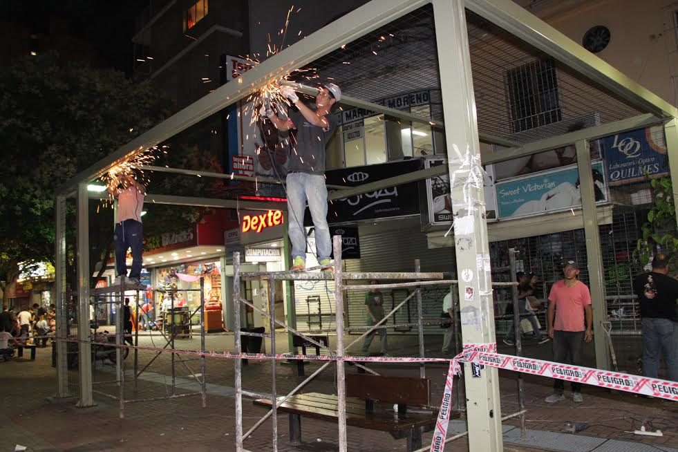 Comenzó el retiro de las pérgolas de la peatonal Rivadavia