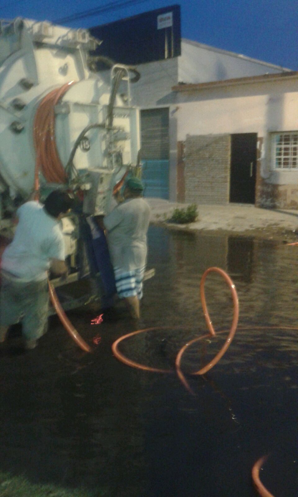 Una aceitera inunda el barrio