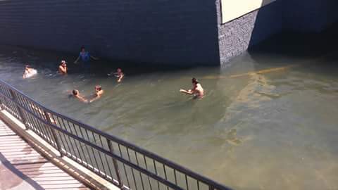 Niños nadan en el bajo vías de Ezpeleta
