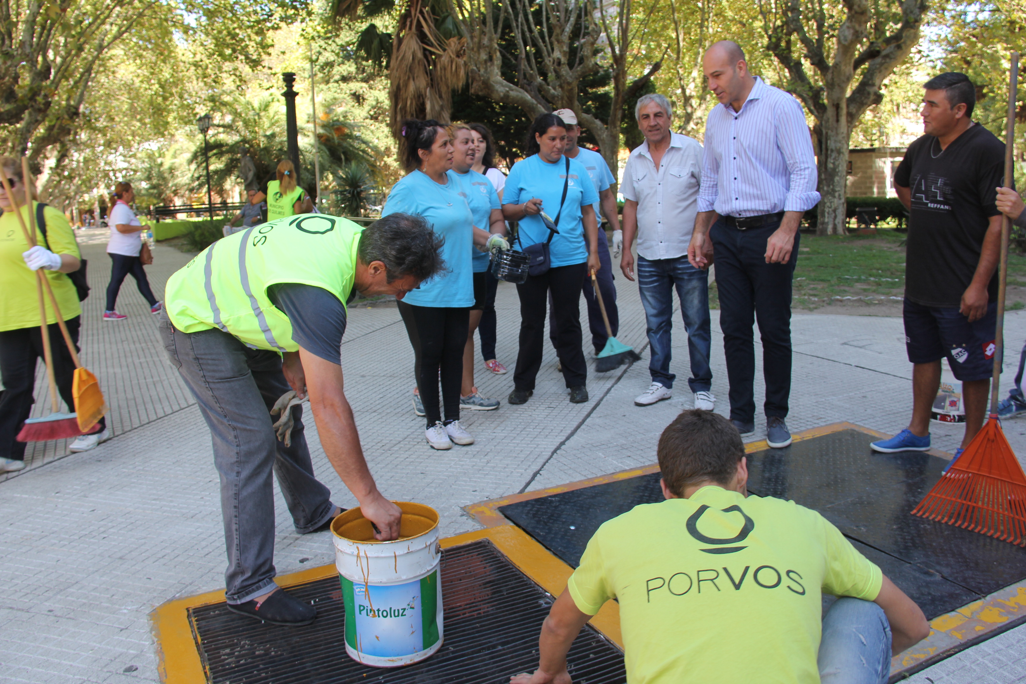 Tareas de limpieza y mantenimiento en la plaza San Martín