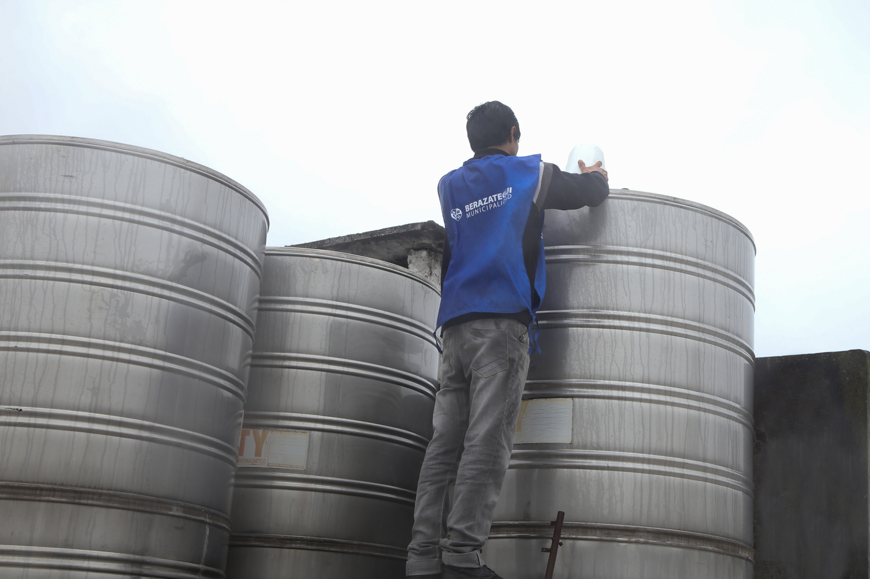 Limpiar los tanques de las escuelas no resuelve la epidemia sanitaria
