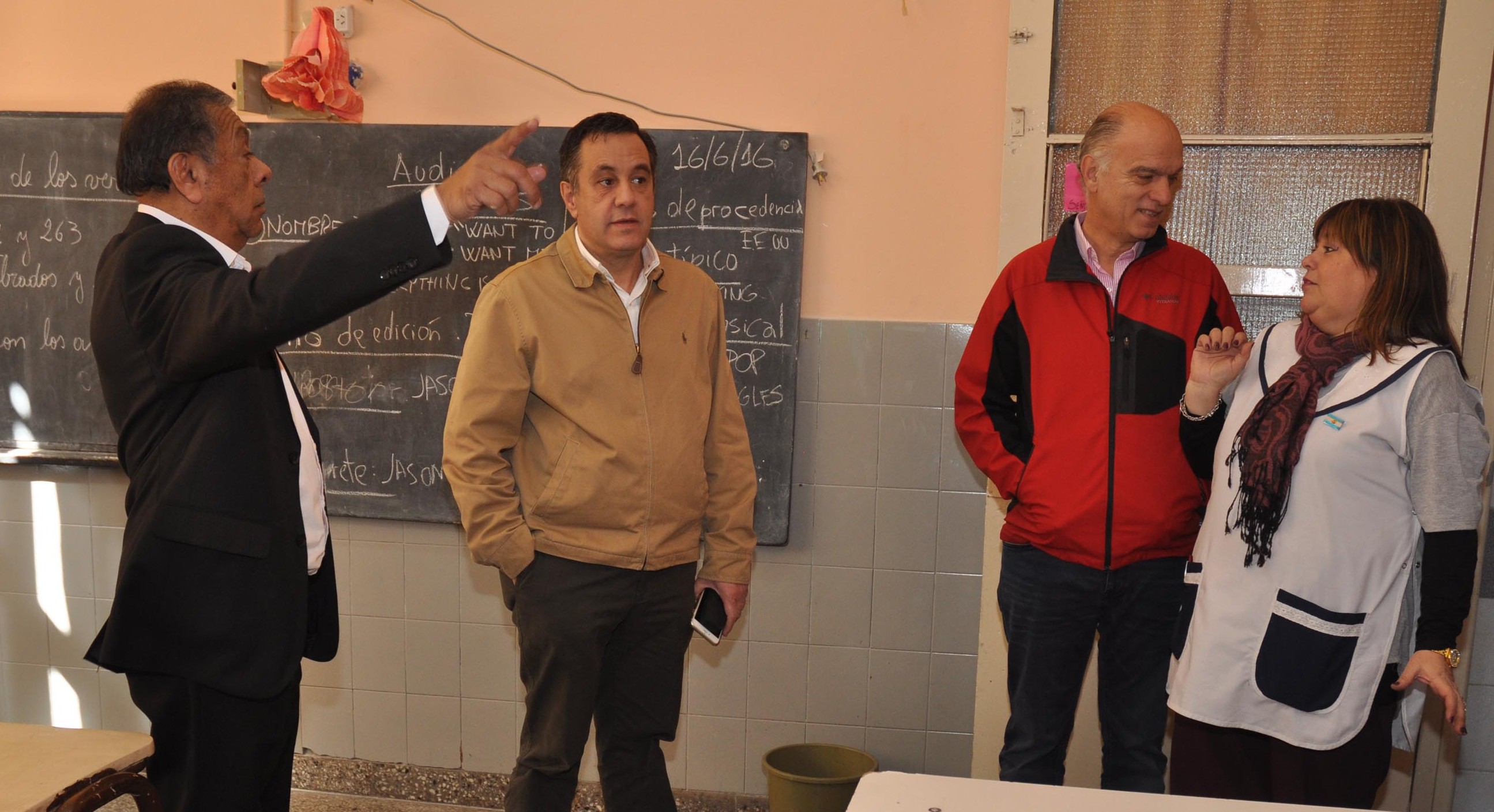 Grindetti recorrió escuelas con Finocchiaro