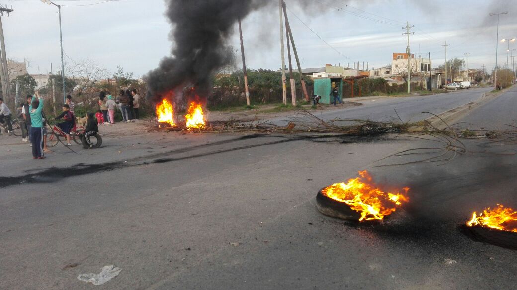 Cortes de Luz: «Nadie controla a la empresa y la policía intimida a quienes protestan»