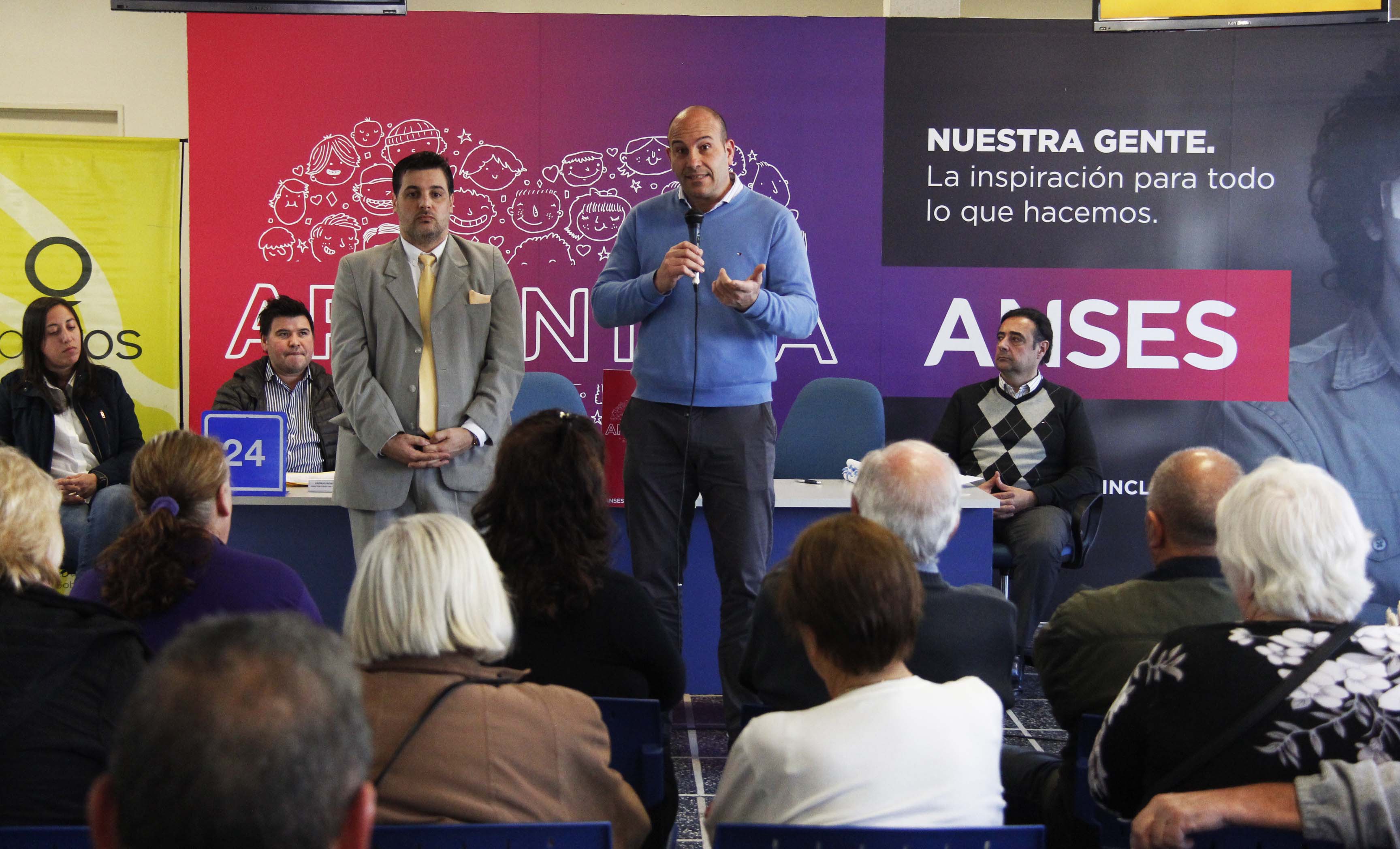 Molina entregó jubilaciones en el ANSES de Bernal