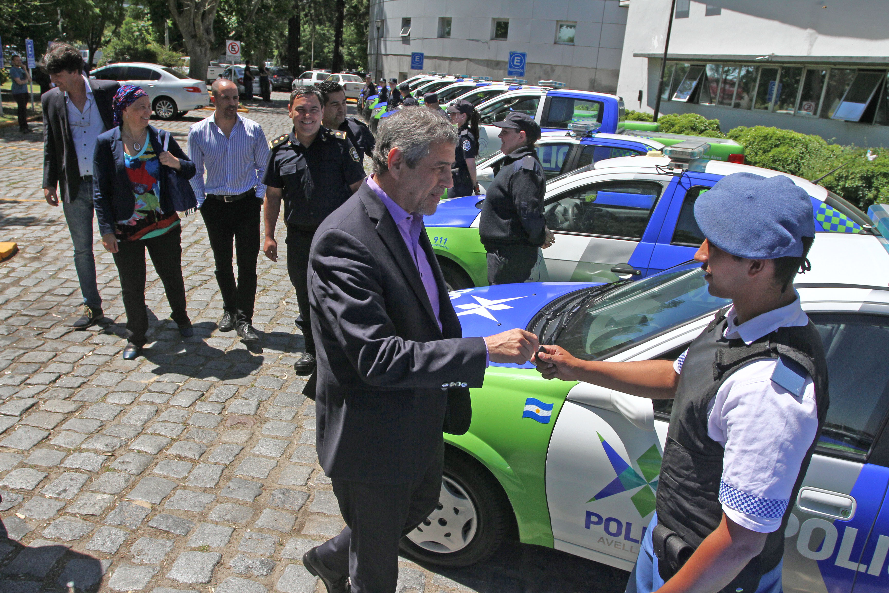 Ferraresi entregó 11 móviles para las fuerzas de seguridad locales