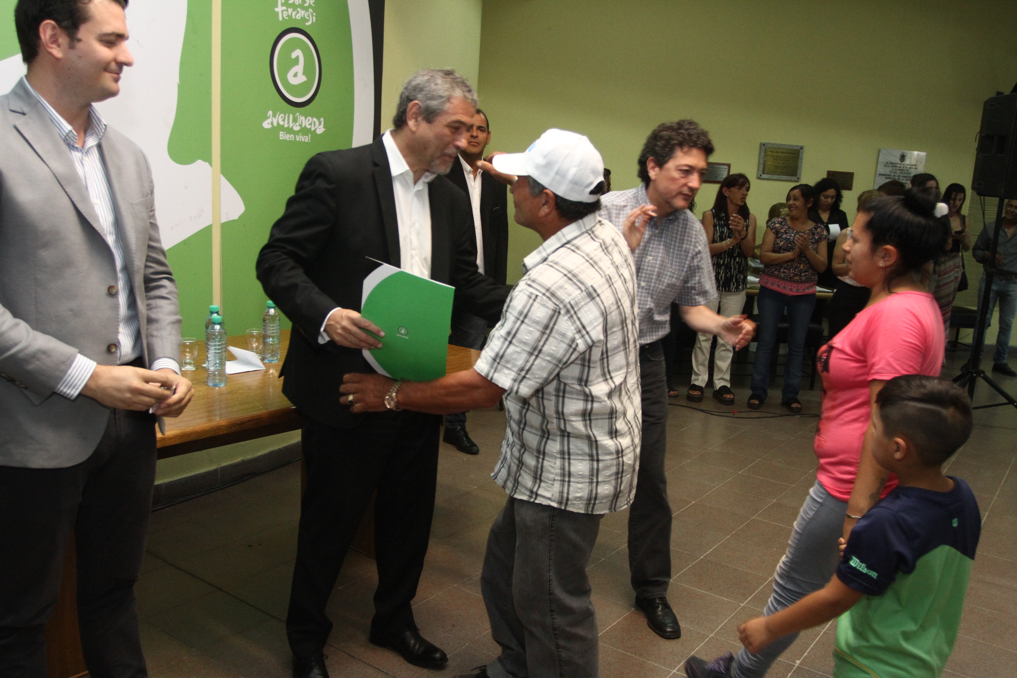 Ferraresi entregó 25 viviendas en Dock Sud