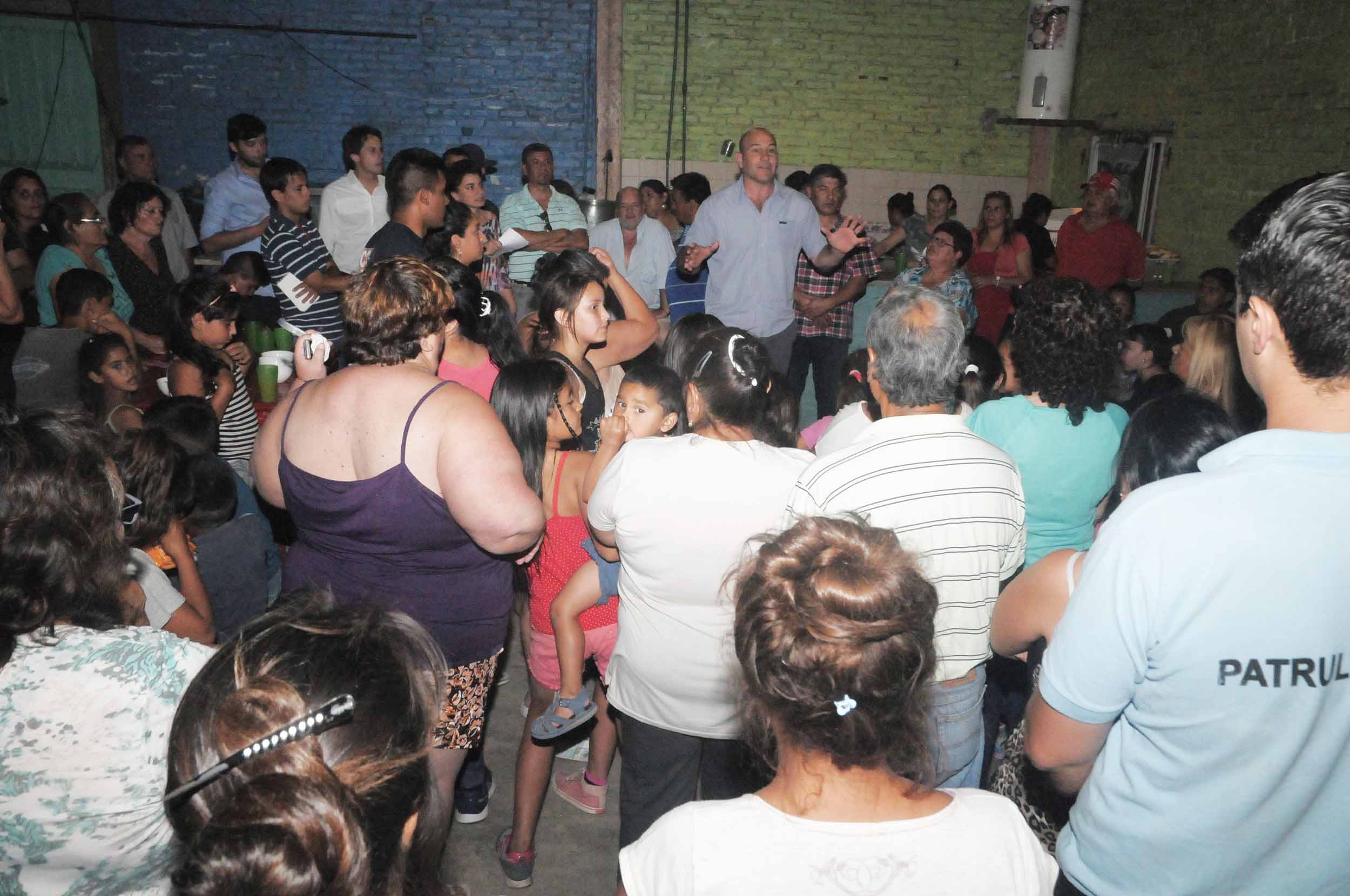 Molina con vecinos del Novak
