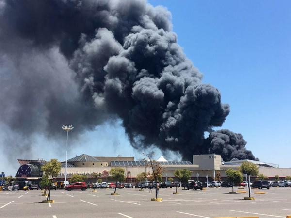 Descomunal incendio en Sarandí