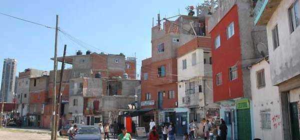 Cerca de 420 mil familias bonaerenses viven en villas y asentamientos