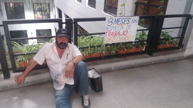 #Quilmes – Ex candidato a concejal se encadenó en la Municipalidad