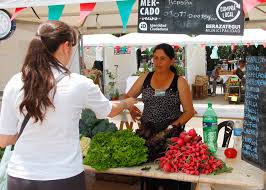 «Mercado Vecino» en la plaza Rigolleau