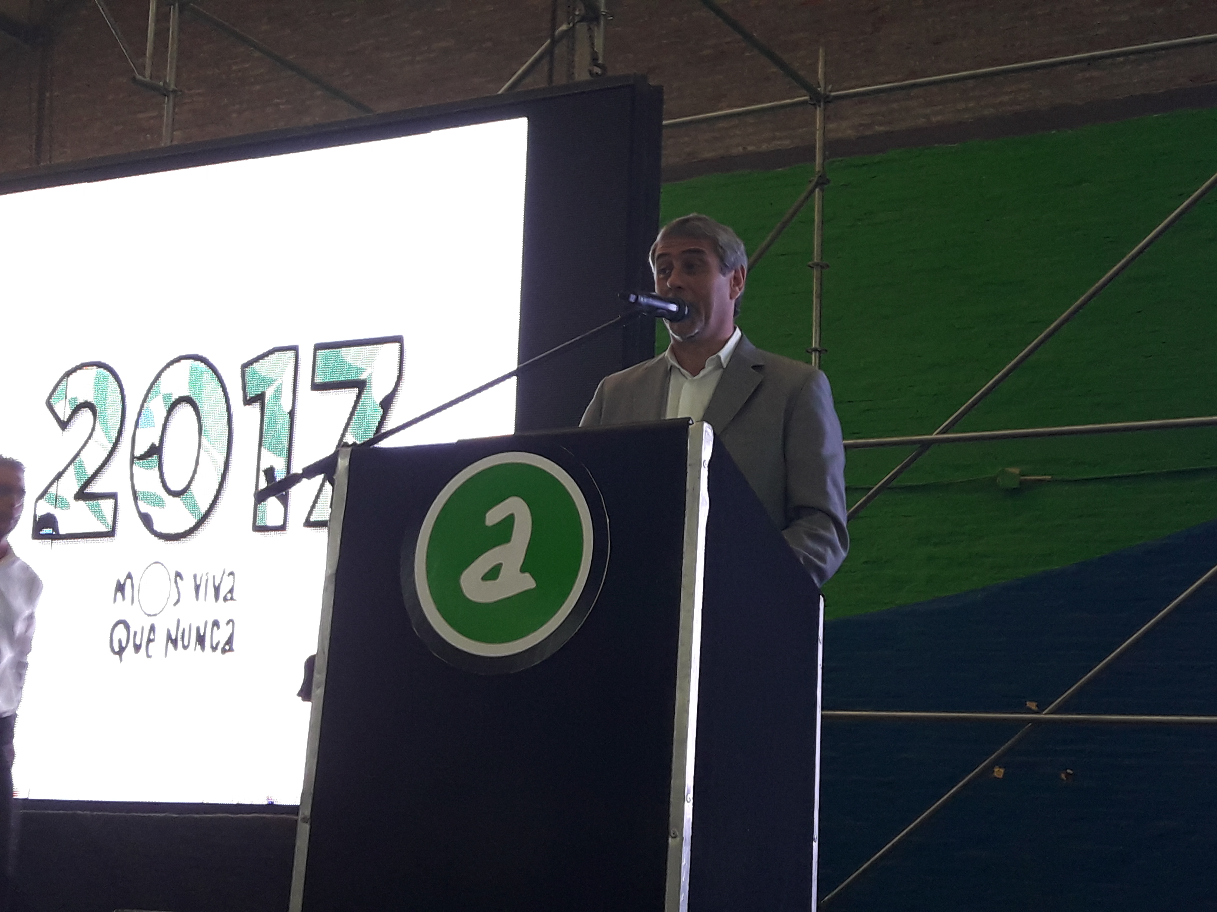 Ferraresi prometió inaugurar una obra por día