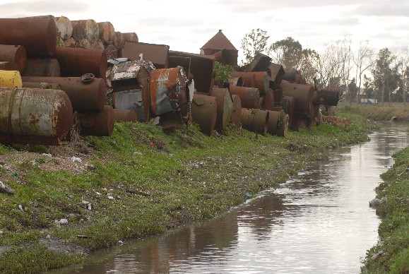 Aguas servidas en el barrio El Emporio