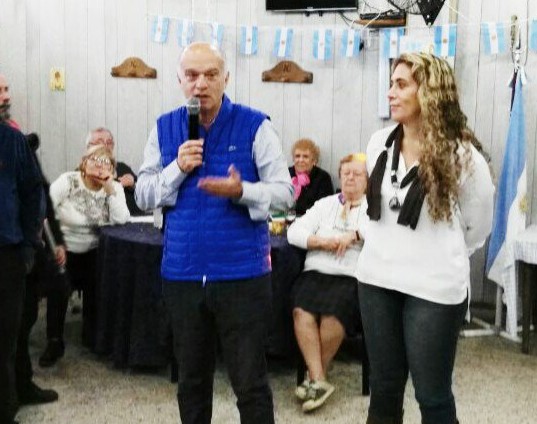 Grindetti celebró el Día de la Patria con un grupo de  jubilados