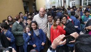 Molina en la entrega de kits robóticos en El Chacarral