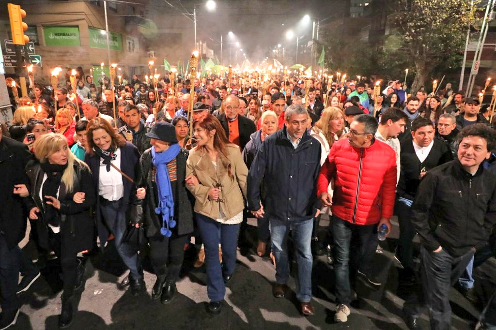 Masiva marcha de antorchas para homenajear a Evita