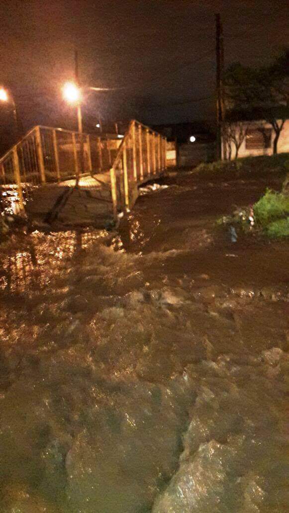 Anegamientos, caída de postes y falta de luz pero sin evacuados