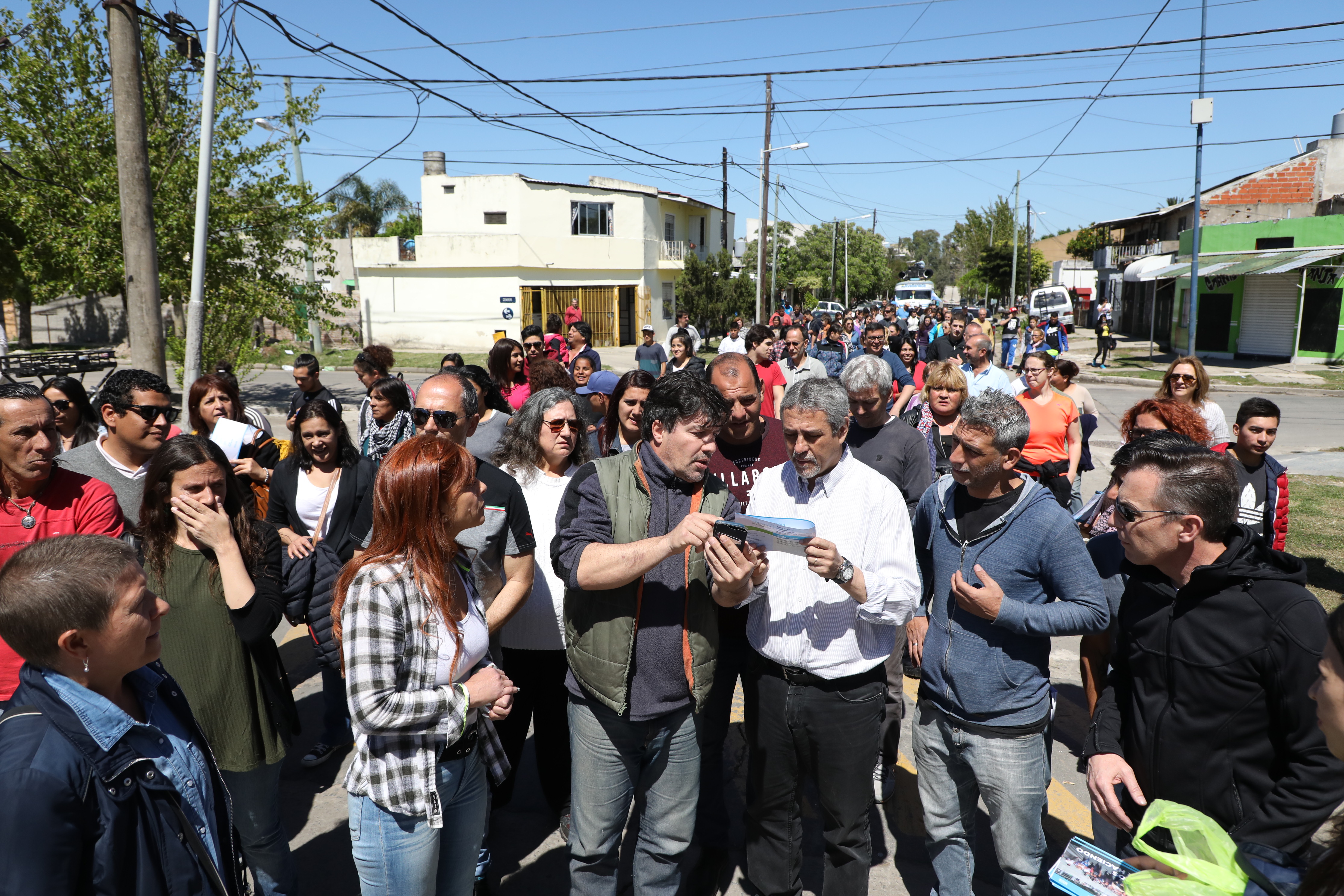 En el tramo final de la campaña Ferraresi  camina los barrios 