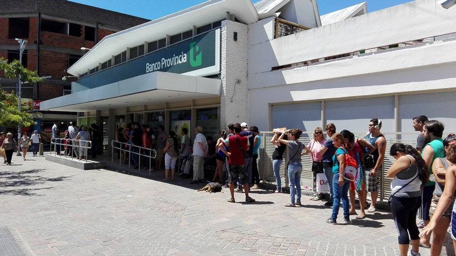 Guerra por los cajeros en Varela