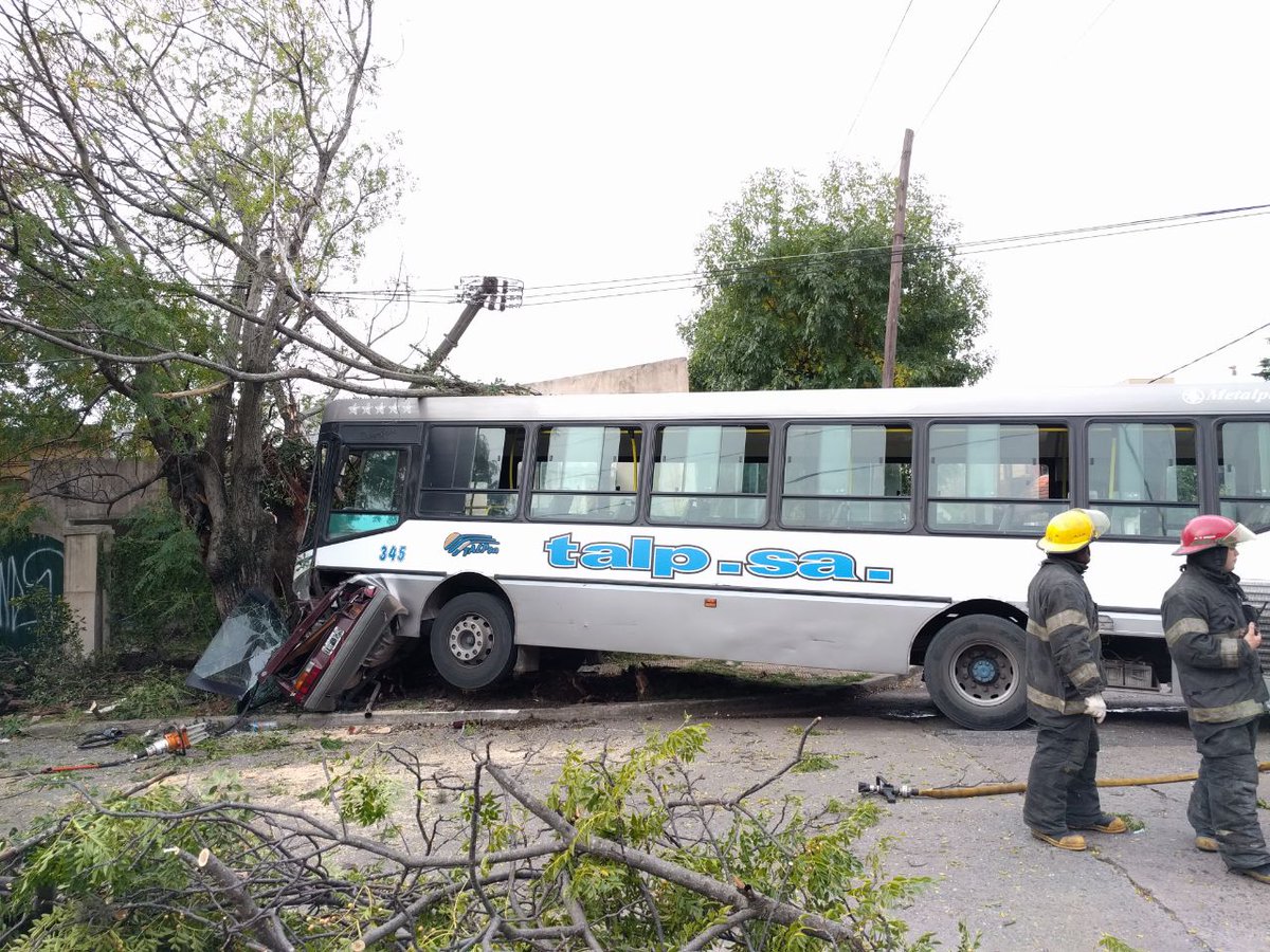 Adrogué: fuga y choque entre un auto y un colectivo