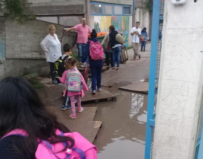 Inundaciones, barro y aguas servidas en las escuelas de Varela