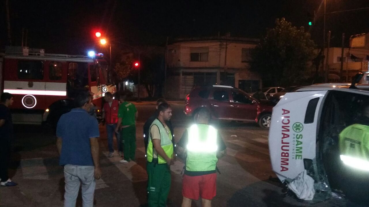 Volcó una ambulancia que trasladaba a un herido