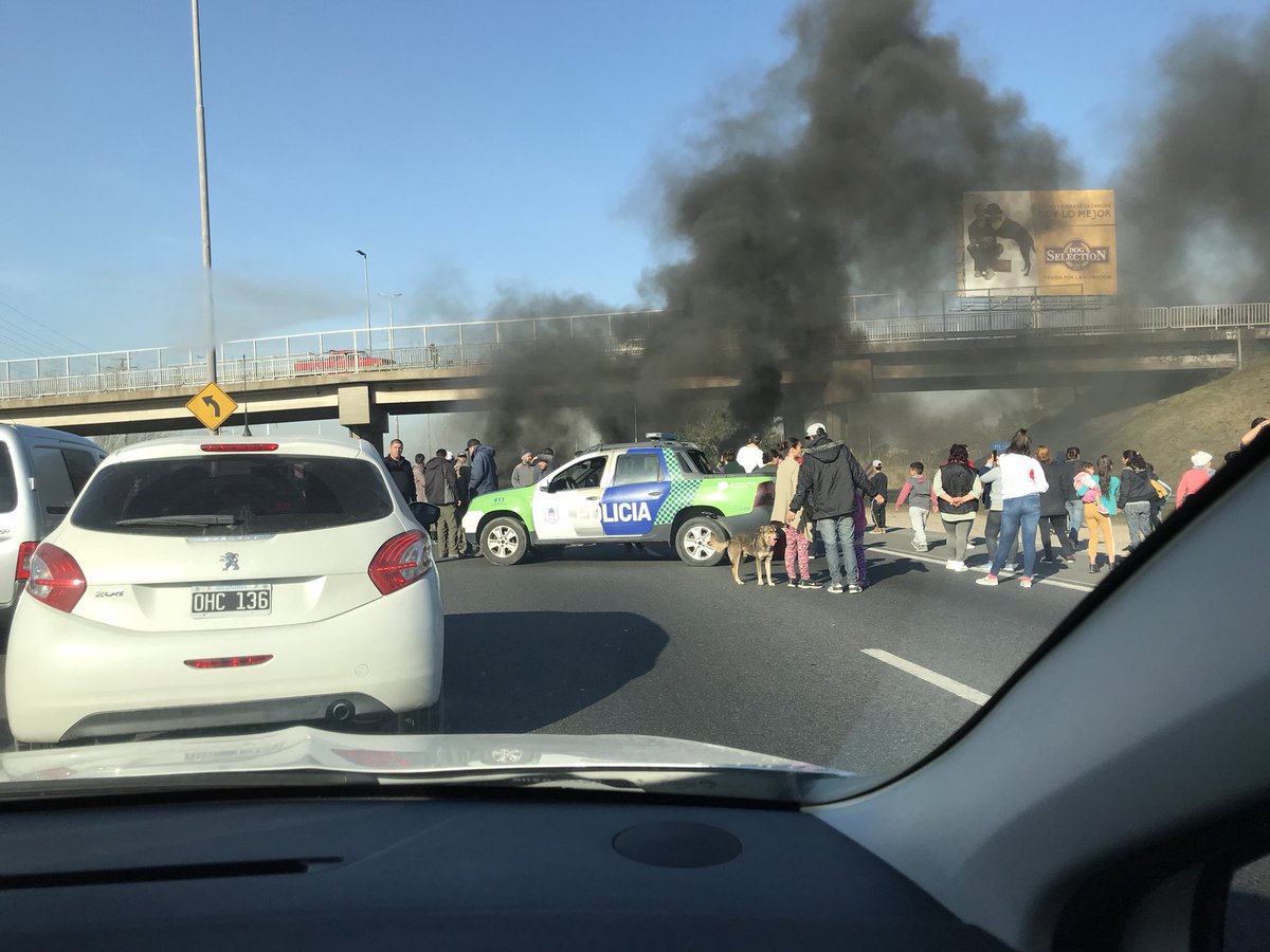15 días sin luz: vecinos de Avellaneda cortaron la autopista