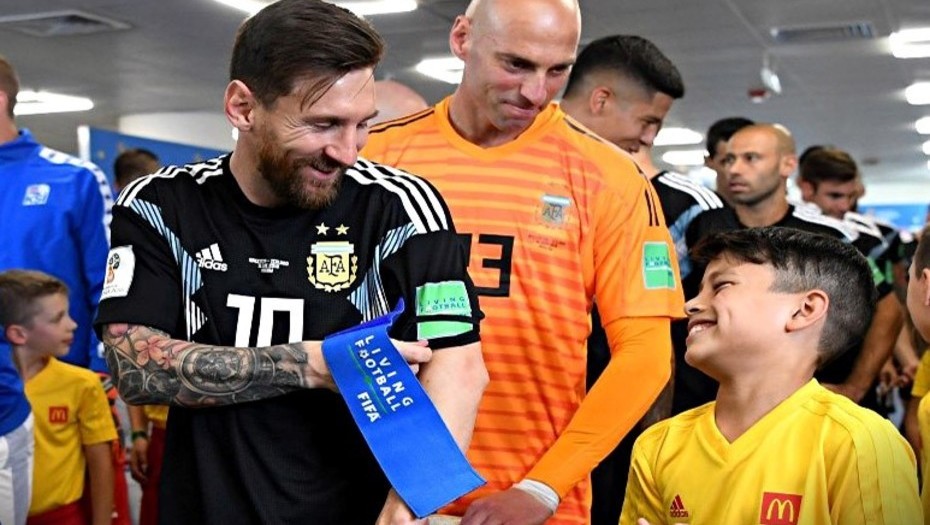 Un niño varelense acompañó a Messi en el primer partido de la Copa del Mundo