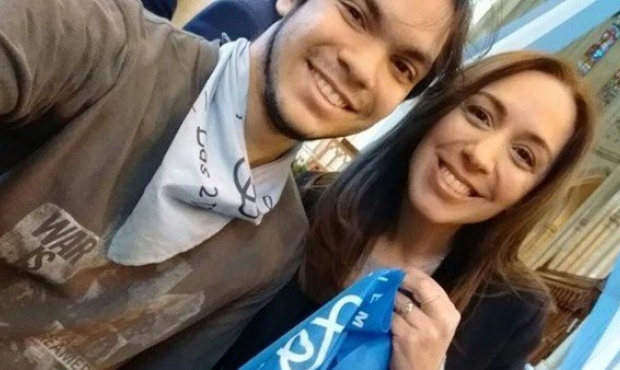 Vidal Pro Vida: posó con un pañuelo celeste en la Catedral de La Plata