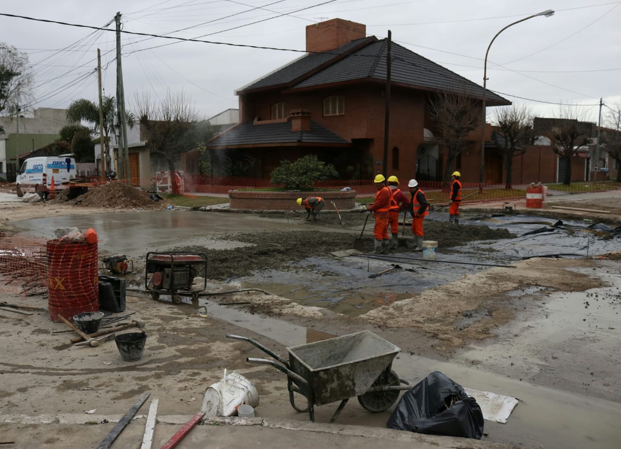 Grindetti supervisó obras de asfaltos en Lanús oeste