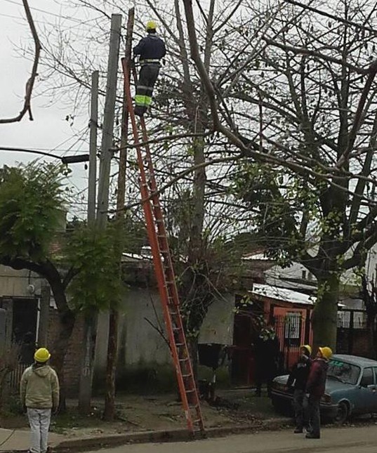 Vecinos sin luz porque empleados de Telecentro cortaron los cables