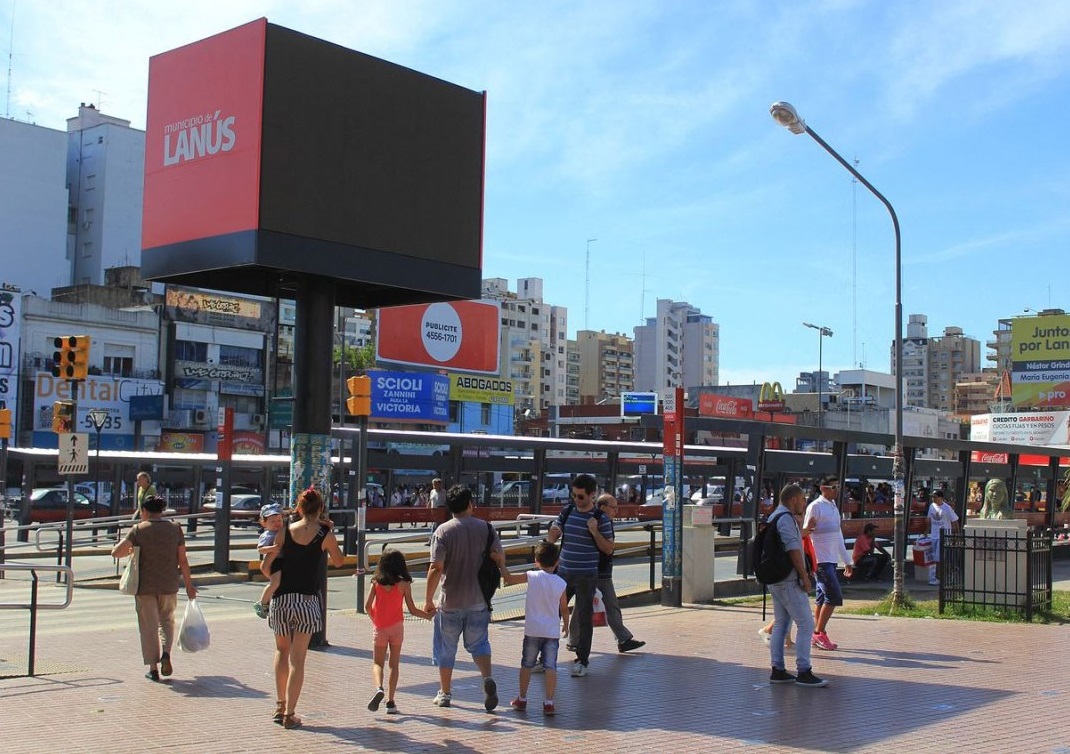 En Lanús y Varela explota la venta callejera