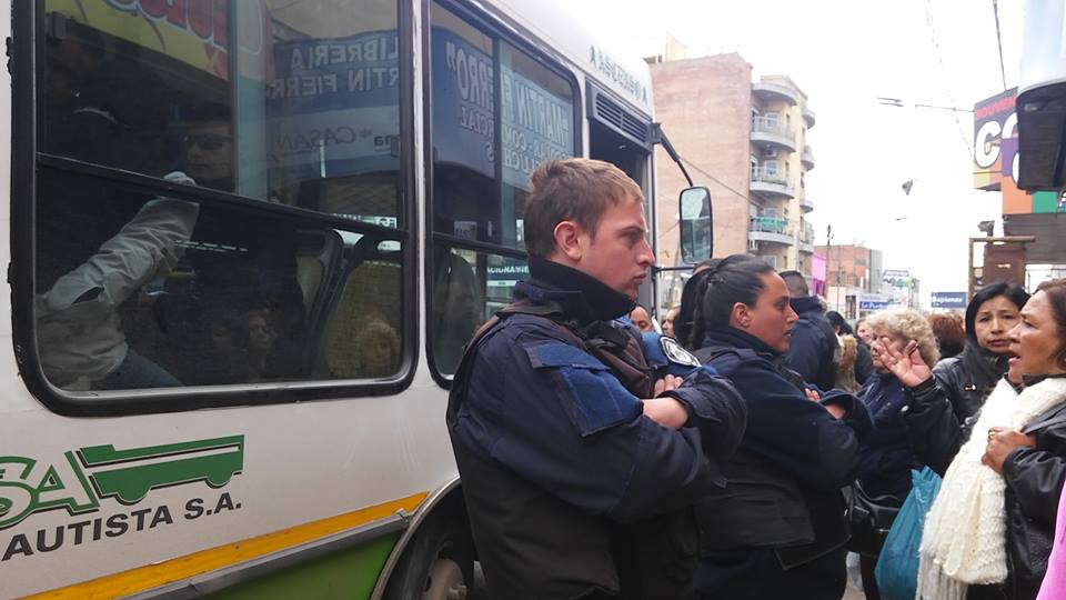 Brutal detención de un chofer en Varela