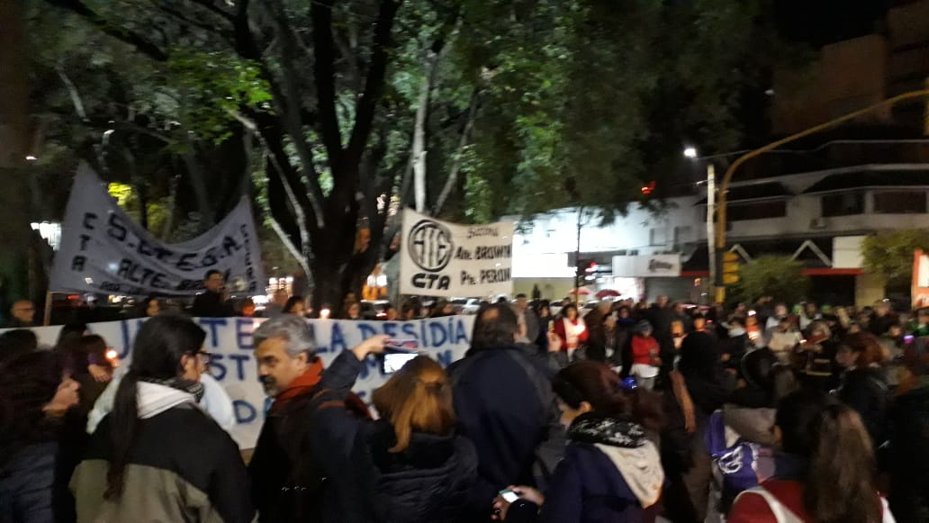 Marchas docentes en la región tras la explosión en la escuela de Moreno