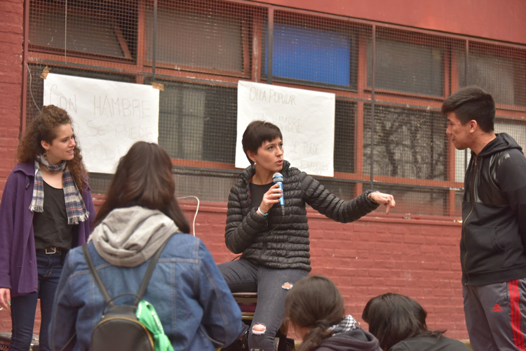 Mayra Mendoza acompañó una olla popular en el Normal de Quilmes