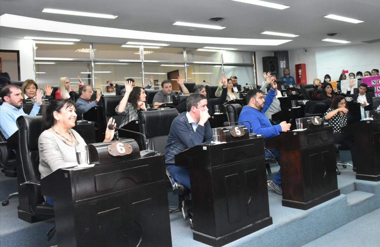 HCD: Cien millones para pavimento, habilitación a los Food Tracks y reclamos opositores