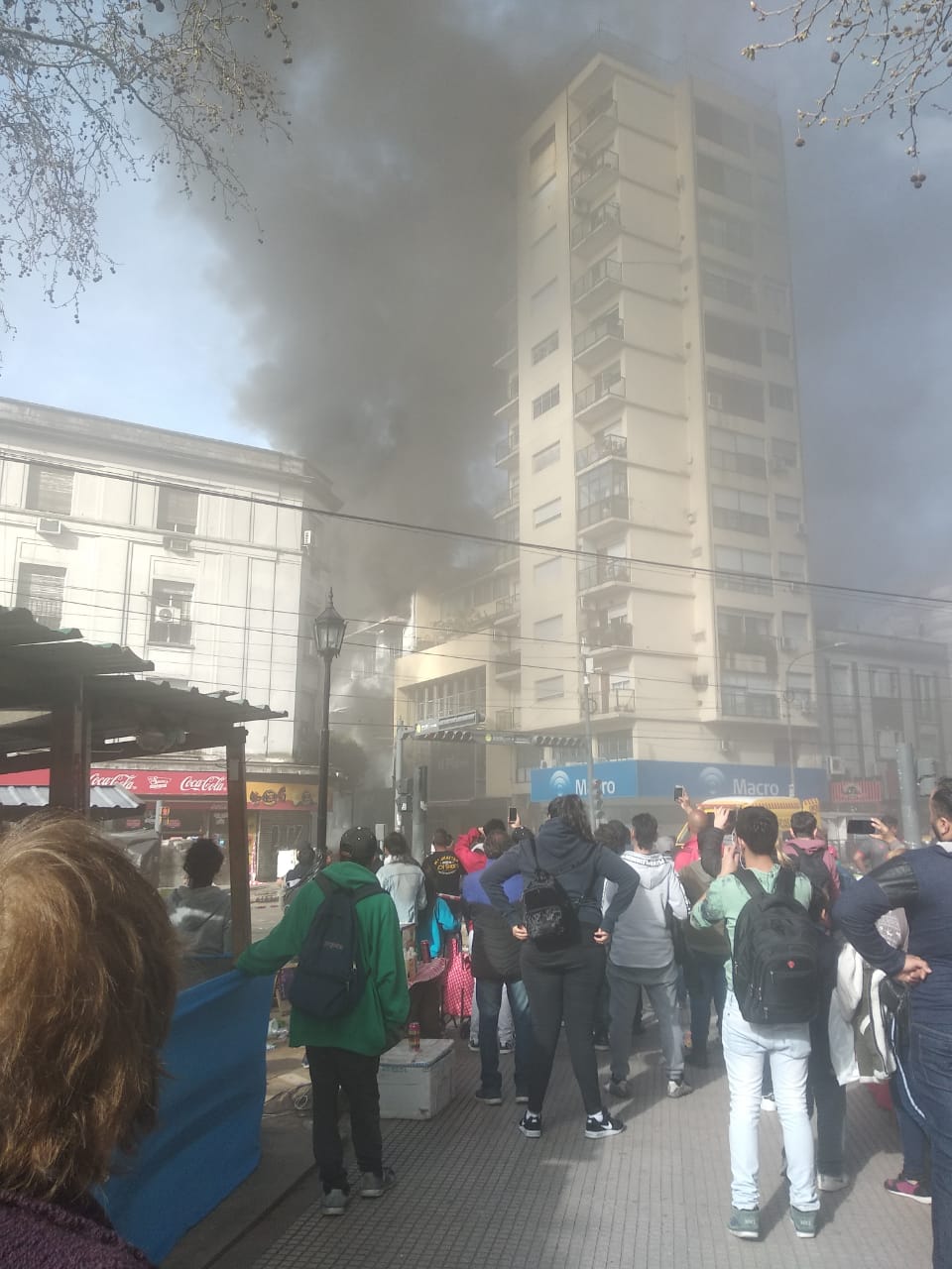 Incendio en Telefónica: quince dotaciones y seis bomberos heridos
