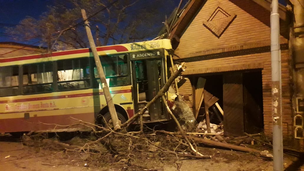 Un choque terminó con un colectivo incrustado en una casa y 15 heridos