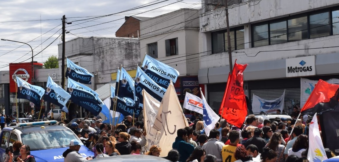 Organizaciones políticas y sindicales reclamaron frente a Metrogas