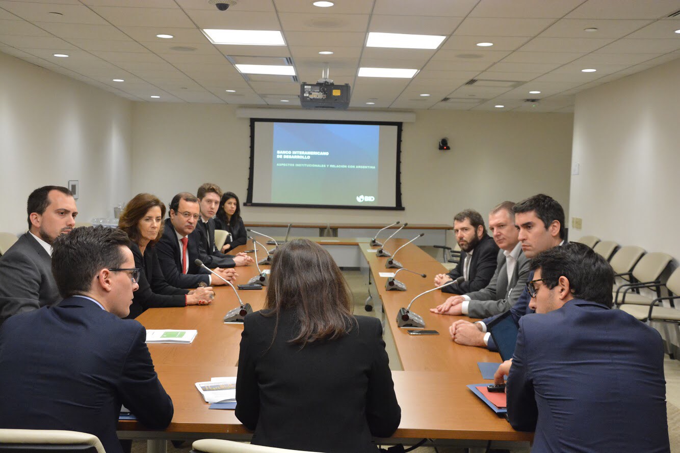 De cara a la discusión por el presupuesto, Mosca viajó a Washington en busca de financiamiento