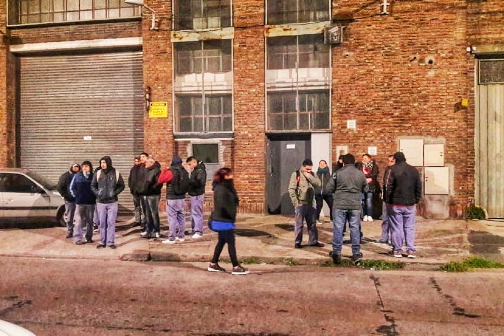 Trabajadores de Gaelle acampan en reclamo de la reincorporación