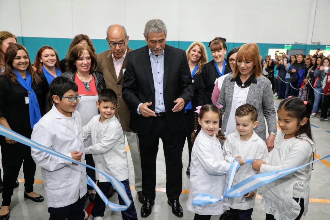 Ferraresi inauguró un salón de usos múltiples en la primaria N° 52