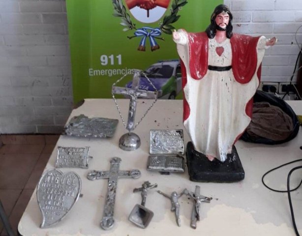 Cayó un hombre que robaba a tumbas del cementerio