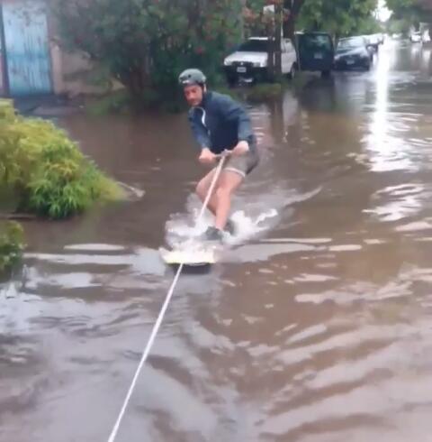 #Lanús- Wakeboard en las calles de Escalada