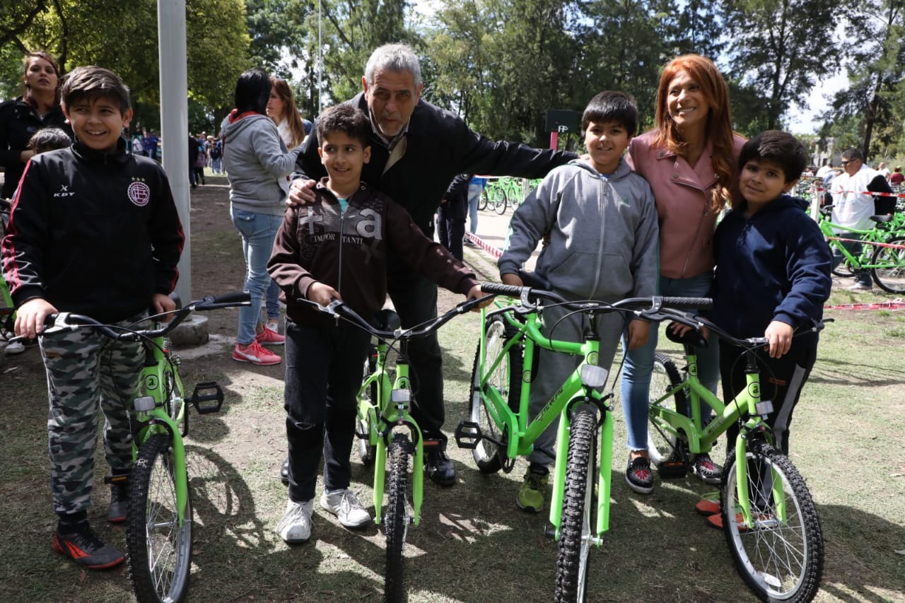 Ferraresi entregó más de 18 mil bicicletas a niños de Avellaneda